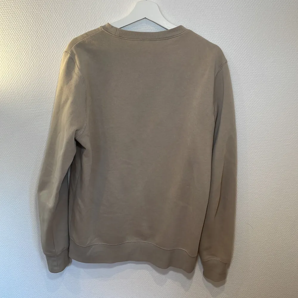 Fin beige ”divided basic” h&m sweater  Skriv gärna om du vill flera bilder!. Hoodies.