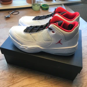 Jordan Aura Max 3 - Säljer ett par Jordan aura Max 3 helt nya. Storlek 45. Kan fraktas eller mötas upp i Göteborg. Skriv gärna för mer info!