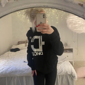 Dirtcult Hoodie  - Dirtcult Hoodie aldrig använt endast testad, så i fint skick!!🙌🏻i strl L men är som s/m köpt för 300 kr