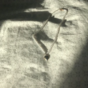 Pärlhalsband - Jag säljer dethär fina halsbandet för det används aldrig, jag tror att jag köpte det för 89kr (inte helt säker) på H&M