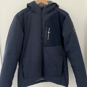 Sail racing, vinterjacka - Superfin vinterjacka från Sail Racing, Antartica. Marinblå.