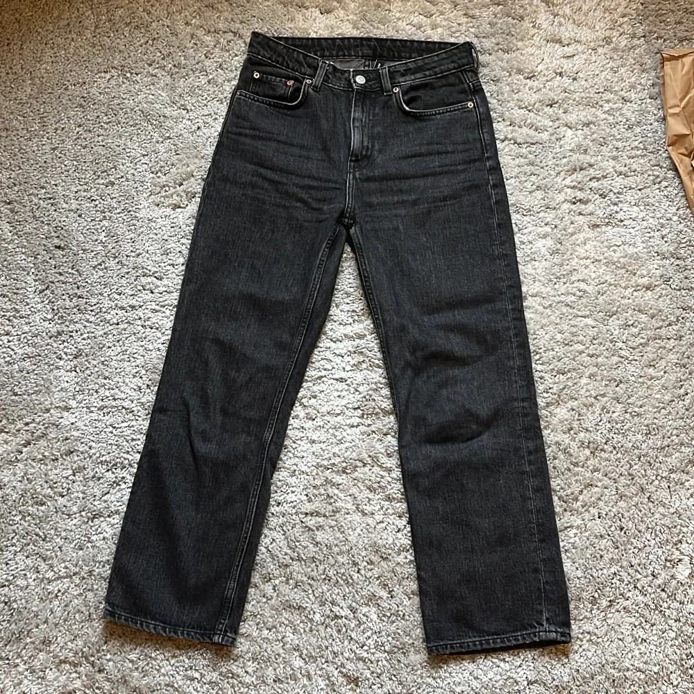 Superfina gråa jeans i modellen voyage från weekday. Storlek 26/26.. Jeans & Byxor.