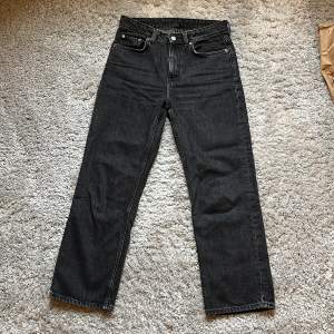 Superfina gråa jeans i modellen voyage från weekday. Storlek 26/26.
