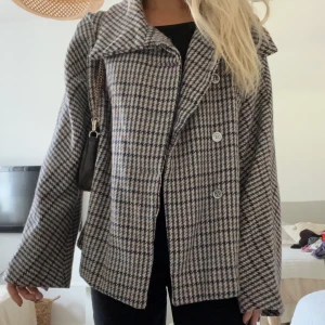 Kappa - Säljer denna superfina rutiga kappa som är helt perfekt till hösten då den ej kommer till användning av mig. 🥰 Jag är 1.66 lång och bär normalt storlek S i kläder.  Obs! Finns ingen lapp i kappan så vet dessvärre ej vad de är för märke. 