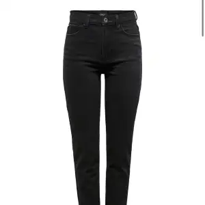 Svarta jeans i ganska rak modell, ”raw hem” längst ner, stl 25/32 (34), knappt använda 