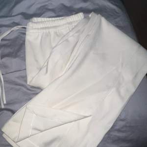 Helt nya byxor i lite tjockare material från zara! Aldrig använda och supersköna. Går inte att köpa längre.