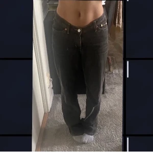 Mid raise jeans!! - Säljer weekdays super populära midraise jeanse i modellen twig. Använda kanske 2 gånger och är sågott som nya.  Jeansen går ner lite längre ner vid naveln vilket ger en liten hourglass effekt!   Storleken är 26/32 vilket är som xs/s ungefär! 
