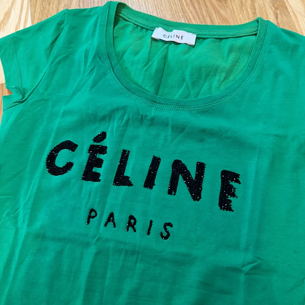 Celine är trenden just nu, jätte fin t-shirt fått i present, men jag har inte använt den pga färg. . T-shirts.