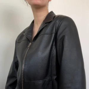 Läderjacka S/M - Läderjacka från vintage kappahl. På lappen står det 42/44, men jag är S och tycker den passar perfekt, lite oversized! Inte lika blank som den ser ut på bild 2