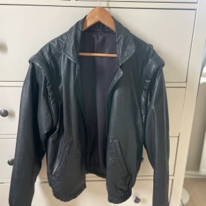 Skinn jacka  - Säljer denna äkta skin jackan så den inte används. Man kan också ta bort ärmarna så det blir en väst🤭