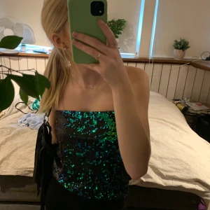 Glitter fest topp från Gina  - Super fin fest topp från Gina, är egentligen ej kjol men funkar super bra som topp då de är allt jag använt den till💓kan även bli skitnsygg som utkläddning på halloween, sjöjungfru t.ex