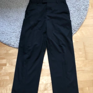 ASOS kostymbyxor - ASOS DESIGN kostymbyxor. Storlek 32/32, Använda en del men inga defekter. Pris: 200kr