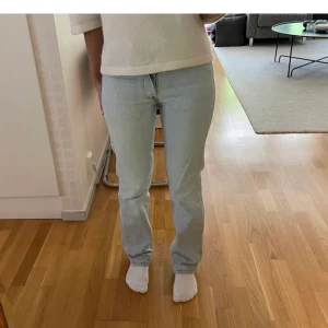 Blåa Levies jeans  - Blåa levies jeans stlk 25😇