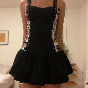 Klänning  - Jättecool klänning som är för kort för mig som är 170 cm lång! Sitter väldigt snyggt och är knappt använd. Står storlek 10, skulle säga att det är en xs/s.