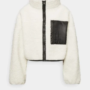 Jacka - Lurvig fin jacka, som inte kommer till användning och har använt 1 gång så den är som ny!!! Frakten ligger på 59💕💕💕