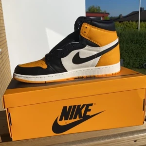 Jordan 1 high yellow toe/ Taxi - Köpta på SNKRS appen, aldrig använda, 10/10, skriv privat om ni vill ha mer information 
