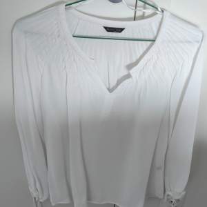 Snygg vit skjorta från Massimo Dutti.