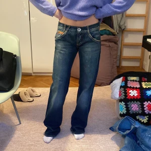 Miss Sixty jeans - Miss Sixty jeans i mörkblå färg. De är bootcut och storlek (ca det står ingen storlek i byxorna) 26/32. Modellen är 165 cm 🥰 (Passar även någon som är upp till 180cm i längden) TRYCK INTE PÅ KÖP DIREKT