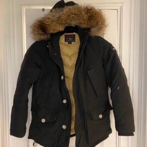 Woolrich vinterjacka storlek s - Säljer denna super härliga och helt oanvända vinter jacka från woolrich. Den är verkligen jätte varm och skön till vintern passar från S till M🥰 ( äkta!! ) kan mötas upp i Gbg Annars frakt💗