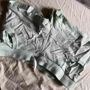 Mjukisshorts  - Ljusblå mjukisskjorts från h&m, inga tydliga slitage på dom. 