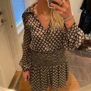 Volang klänning - Skit snygg mönstrad klänning från zara. Slutsåld och väldigt trendig!! Använd 1 gång. Storlek XS