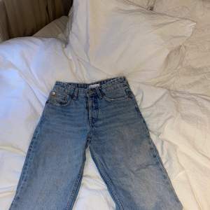  lågmidjade jeans från zara i färgen ljusblå, vill igentligen inte sälja men måste ha plats för nytt🥲om fler är intresserade blir det budgivning🤍