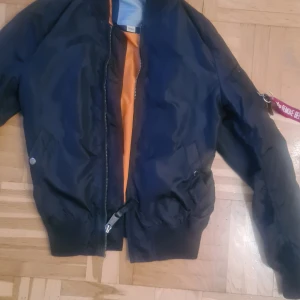 Alpha industries  - Säljer min bombar jacka  Bra skick strl  : s  Nypris : 1000 Mitt pris : 700 Priset kan diskuteras vid snabb affär