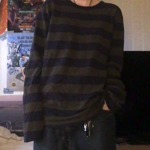 Randig tröja - (Råkade lägga budgivning) En grön och svart-randig tröja jag köpt second hand, använt den förut men har inte gjort på länge. 