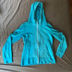 Blå tjocktröja - Jag säljer denna jätte fina ljusblåa tjocktröja då jag inte får användnings va den, är som ny skick och inget slitage!
