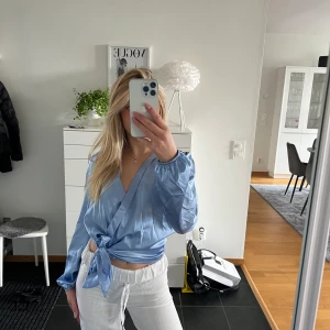 Blå siden blus - En blå fin siden blus med knytning som är väldigt fin! Storlek S men funkar även xs!☺️☺️
