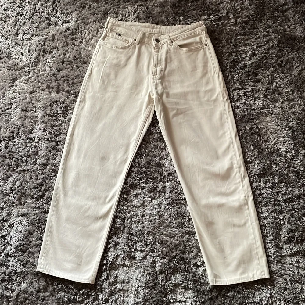 Säljer nu ett par vita Karve jeans i super bra skick utan fläckar och skador. Byxornas innerbenslängd är 66,5 cm och midje storleken är 29W. Betalningen sker genom swish och köparen står för frakten. Jeans & Byxor.