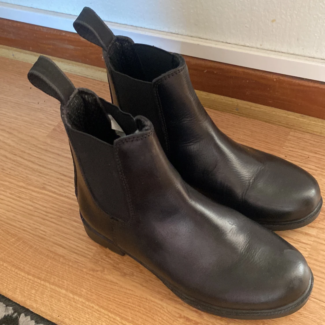 Svarta korta skinridskor - 91