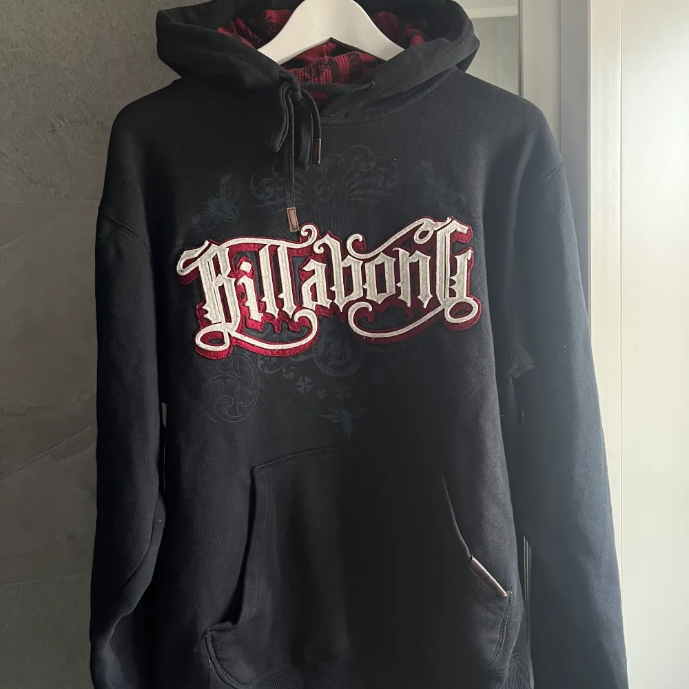 Najs svart billabong hoodie i storlek L men sitter som en medium, säljer då jag inte använder den längre. Köparen står för frakt, pris går att diskutera. Gör en budgivning ifall flera är intresserade. SKRIV INNAN NI BETALAR. . Hupparit & Collegepaidat.