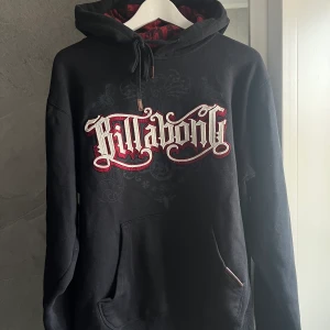Billabong hoodie - Najs svart billabong hoodie i storlek L men sitter som en medium, säljer då jag inte använder den längre. Köparen står för frakt, pris går att diskutera. Gör en budgivning ifall flera är intresserade. SKRIV INNAN NI BETALAR.  