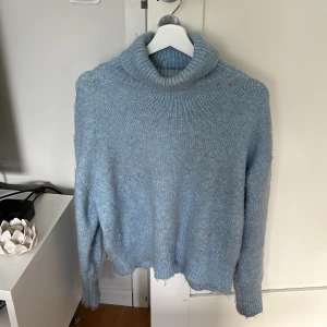 Stickad blå tröja  - Turtelneck från zara