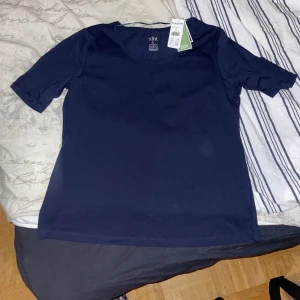 T-shirt  - T-shirt ny från Kappahl xlnt storlek L. marinblå
