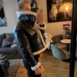 Varm jacka  - En jacka från zara som aldrig är använd , köptes förra året för 999kr. Mörkbrun men ganska nära de svarta hållet, med ludd inuti. Dragkedja + knappar och rämmen vid halsen gör så att man absolut inte fryser. Storlek Xs men passar S också 🤎frakt ingår ej 