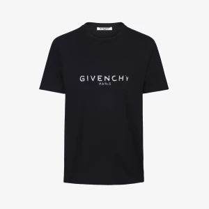 Givenchy T-shirt  - Svart givenchy T-shirt. Äkta såklart. Nypris : 3800kr