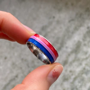 Ring bi flag - Jättefin biflagga ring men jag använder den inte. Möts upp i Stockholm eller skickar mot fraktkostnad <3