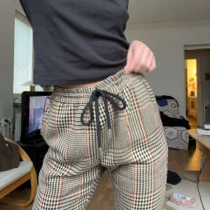 Only & Sons stl M - Mönstrade kostymbyxor stl Medium. Har fickor fram, knyte. Använd som mjukisar om du vill de🤎 mjuka, nopprig mellan benen men iiinget man lägger märke till. 