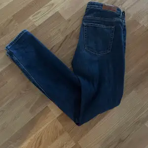 Lågmidjade jeans från Gant. Strl W29/L32. Jag är en 36/S så dessa är ganska små i storleken.