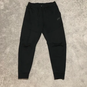 Nike tech fleece byxoe - Säljer mina Nike tech fleece byxor pga fel storlek, använda 3 gånger aldrig tvättade, pris kan diskuteras