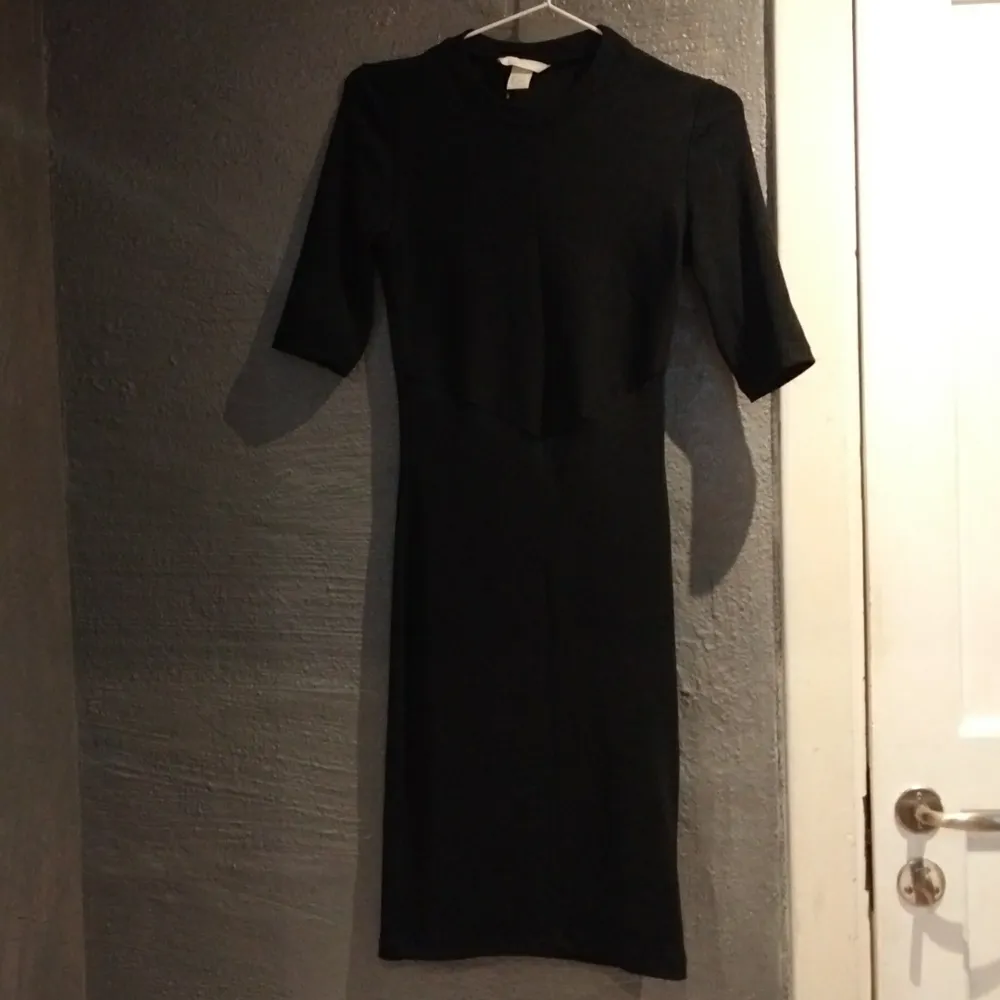 Fin svart klänning som formar sig efter kroppen. Tyvärr lite för liten för mig. Men den endast testad så den är så gott som ny. . Klänningar.