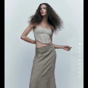 Korsett topp från zara  - Ljus blå/grå korsett topp från zara. Aldrig använd har prislappen kvar 🌸 storlek S, säljer pga lite för liten för mig. 