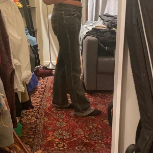 Nudie Jeans - Säljer mina mörkgråa nudie jeans. Frakt tillkommer eller hämtas upp i Stockholm 