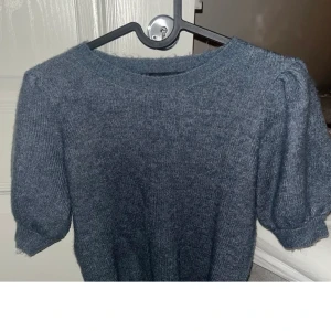 Stickad t shirt från vero Moda  - Sälj min stickade t shirt från vero Moda i storlek S! Använd ett fåtal gånger så k väldigt fint skick. Säljer då den inte kommer till användning längre