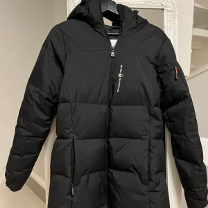 Sail racing vinter jacka - Sail racing vinter jacka med luva storlek M. Knappt använd och är i väldigt bra skick. Säljer för 1300kr kvinnlig modell.