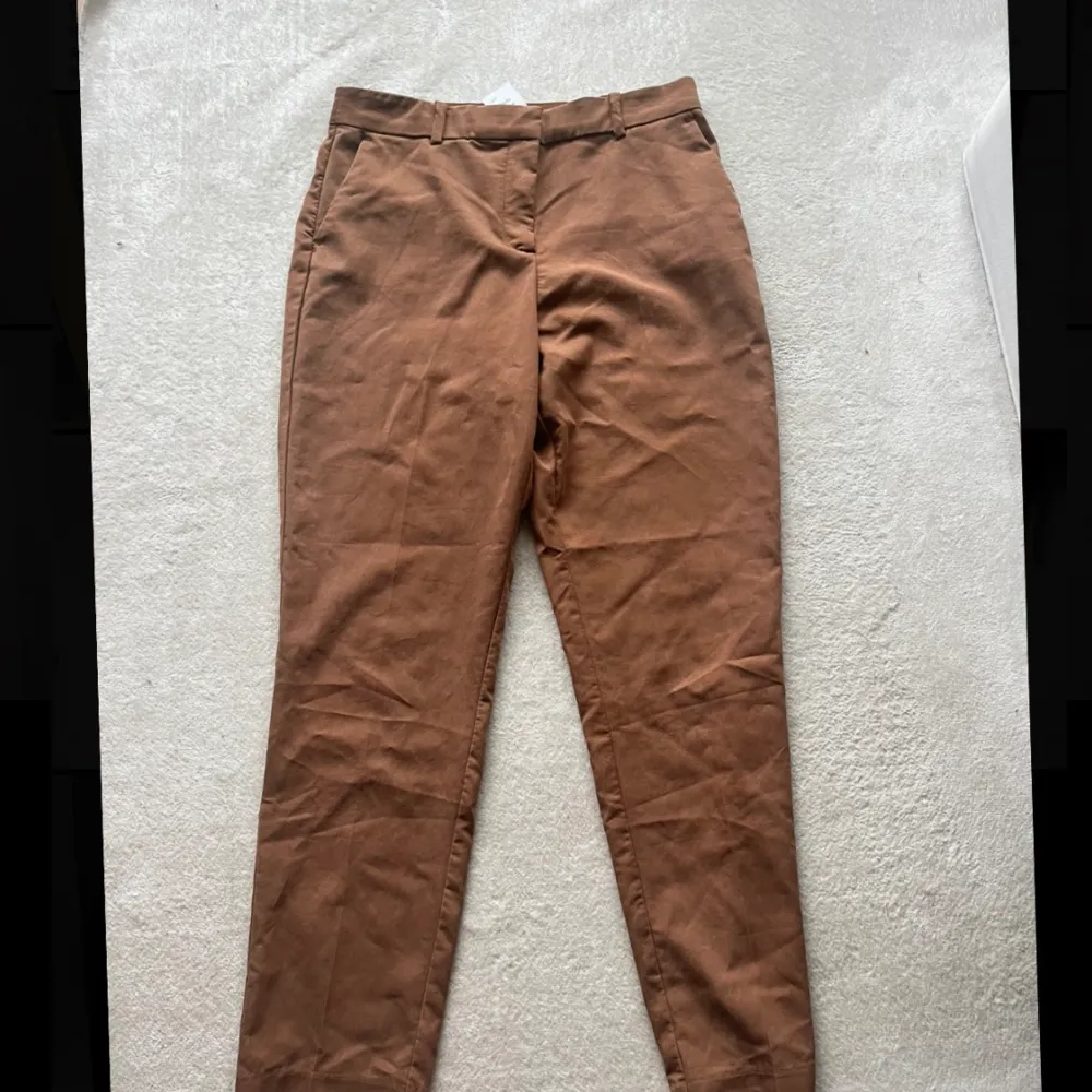 Köpta secondhand men tyvärr för små för mig. Annars jättefina bruna byxor perfekt för festligheter 🌸. Jeans & Byxor.