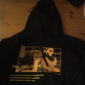 Hoodie med tryck - Lite oversized hoodie med orange tryck, super skön för storlek M/S. Använt ett tag men den ser oanvänd ut!