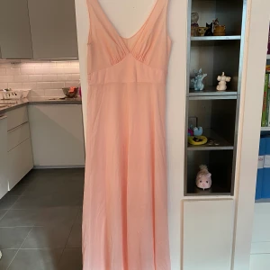 Rosa klänning - Vitage rosa  lång klänning med runt glansigt tyg, suppersöööt:)) passar storlek xs-s!